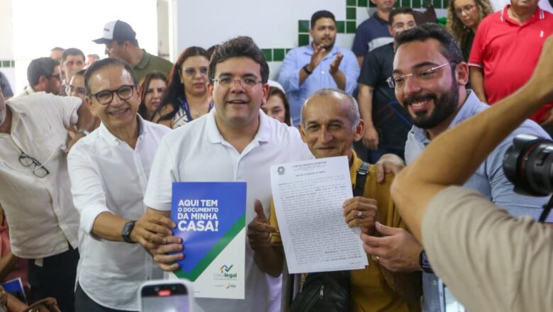 Casa Legal: Rafael Fonteles entrega mais de 400 registros de imóveis para famílias em Parnaíba