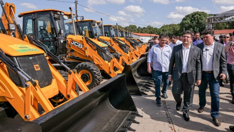 Rafael Fonteles participa da entrega de máquinas agrícolas de grande porte para 28 municípios do Piauí