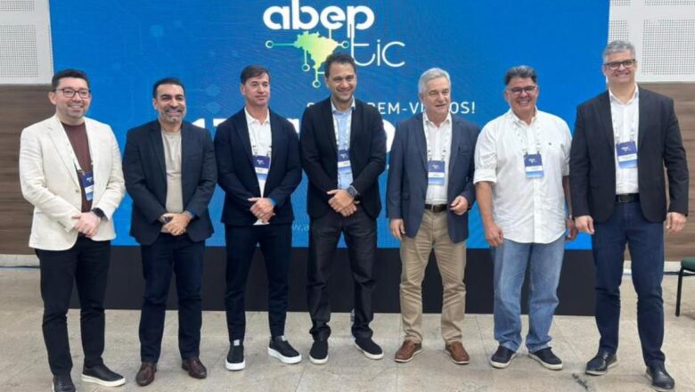Dirigentes de tecnologia discutem governo digital, segurança e IA durante encontro em Salvador