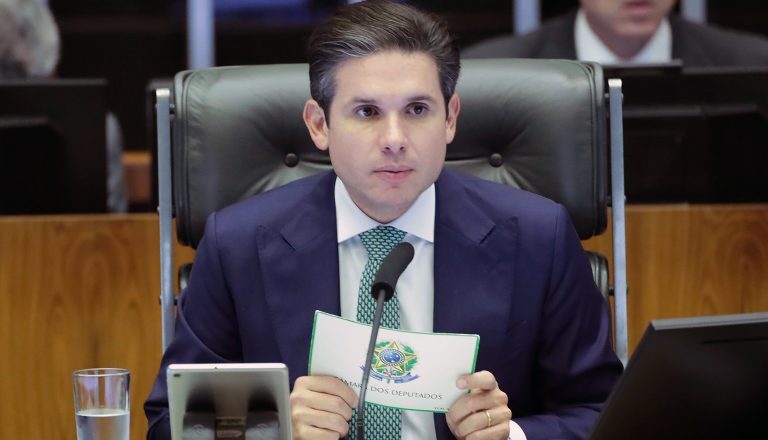 Motta diz que pautará projeto contra cobrança por mala de mão