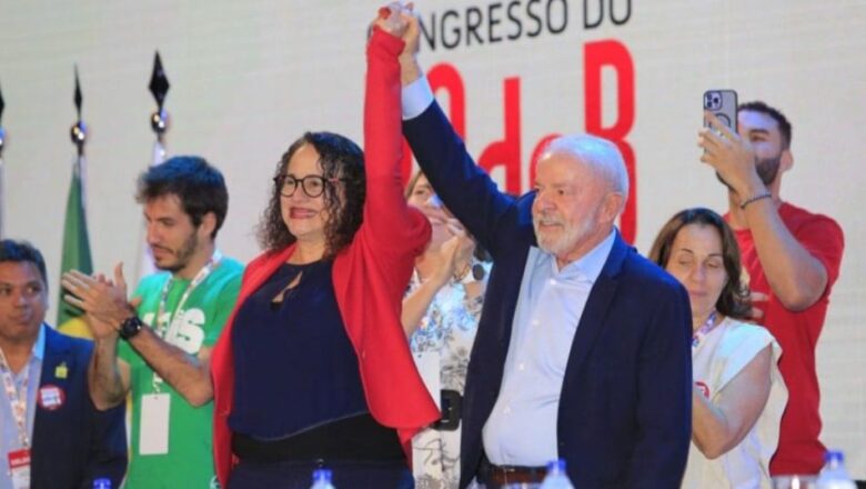 “Se for candidato não é pra disputar, é pra ganhar”, disse Lula em congresso do PCdoB