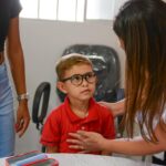 Sesapi entrega mais 95 óculos de grau para crianças atendidas pela Carretinha da Saúde na região Norte