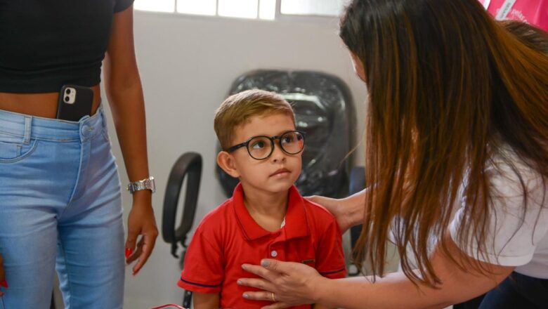 Sesapi entrega mais 95 óculos de grau para crianças atendidas pela Carretinha da Saúde na região Norte