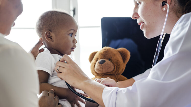 Saiba o que fazer quando a criança coloca algo na boca, ouvido ou nariz