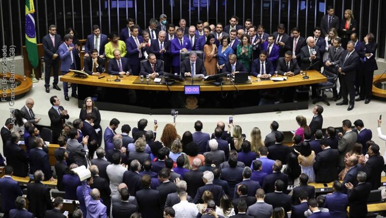 Câmara dos Deputados aprova licença menstrual de até dois dias para servidoras