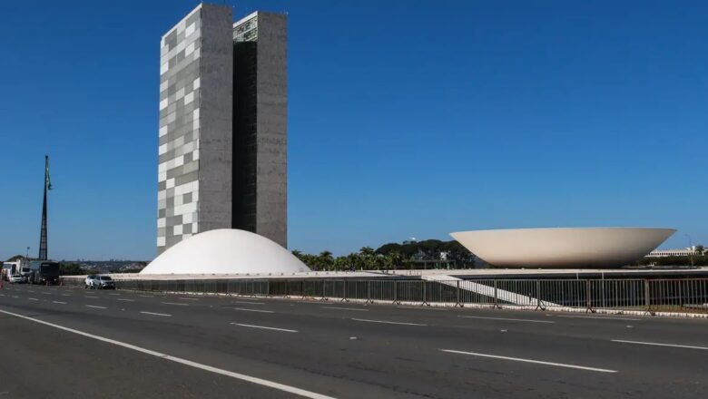 Governistas querem congelamento de emendas por alternativa ao IOF
