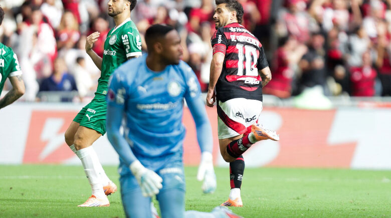 Flamengo vence Palmeiras, encosta na liderança e embola o Brasileirão
