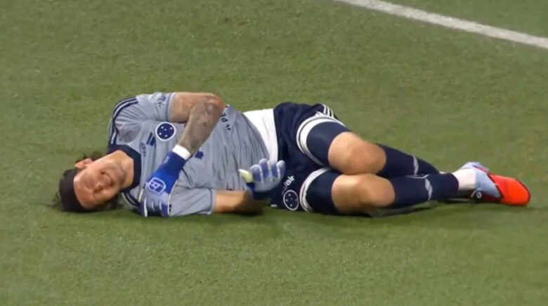 Palmeiras identifica torcedor que atirou garrafa em Cássio e promete punição exemplar