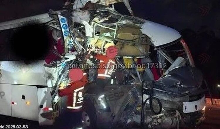 Colisão entre ônibus e caminhão deixa 46 feridos em SP