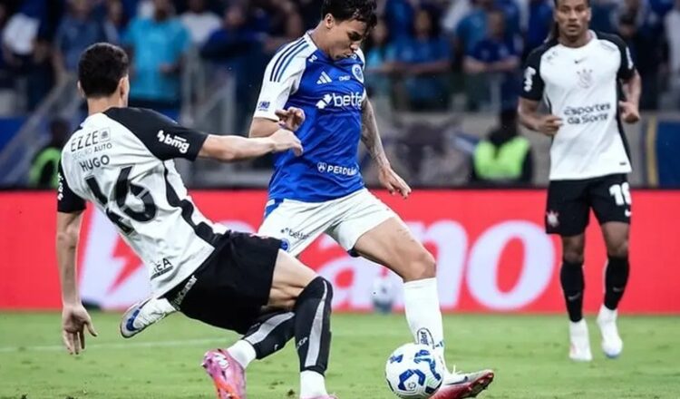 Cruzeiro bate Corinthians e segue na luta por título
