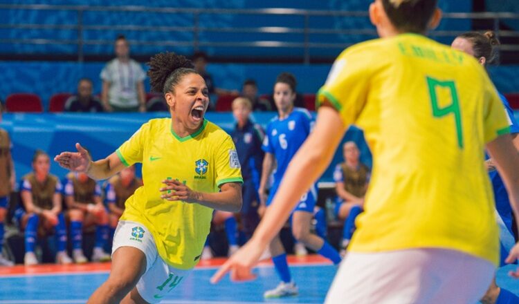Brasil goleia a Itália e avança para mata-mata na Copa do Mundo de Futsal