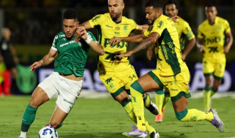 Palmeiras perde do Mirassol e vê Fla encostar na liderança do Brasileiro