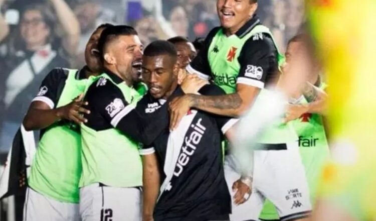 Vasco goleia em jogo de mais de três horas e aumenta desespero do Inter