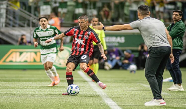 Palmeiras empata com o Vitória, mas diminui distância para o Fla