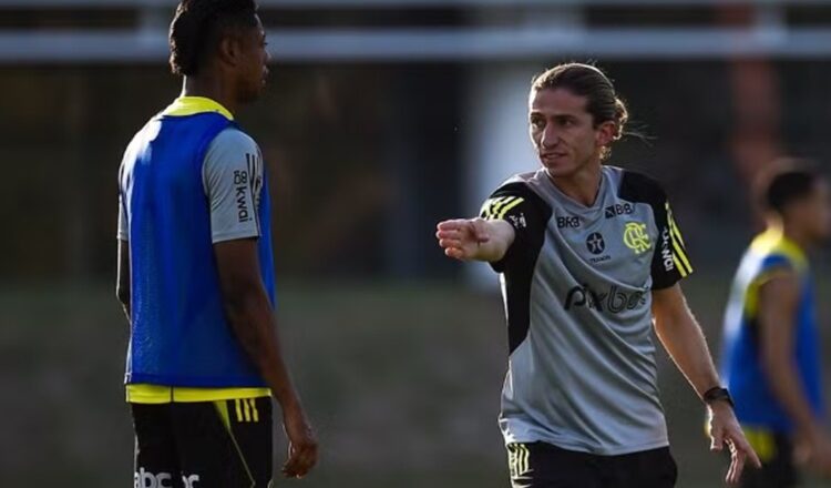 Filipe Luís espera por convocados para definir Flamengo titular em clássico