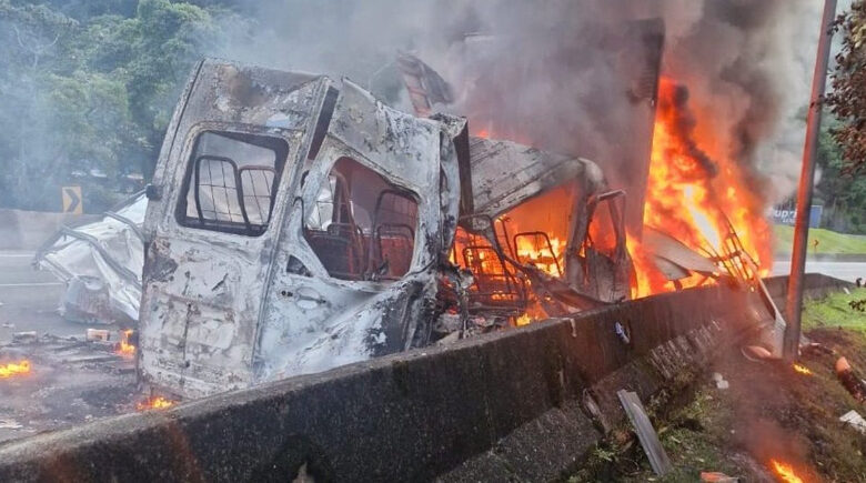 Engavetamento entre carretas e van provoca morte e deixa família feridas entre o PR e SC
