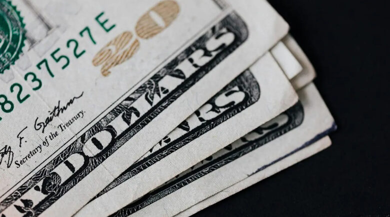 Dólar pode voltar a R$ 2? Entenda a desvalorização da moeda e as perspectivas