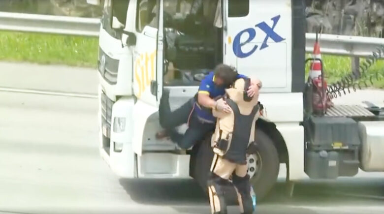 Homem que bloqueou estrada com carreta e explosivos falsos é retirado desmaiado