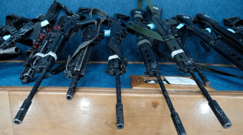 Megaoperação contra o CV apreendeu 7 modelos de fuzis diferentes no Rio de Janeiro