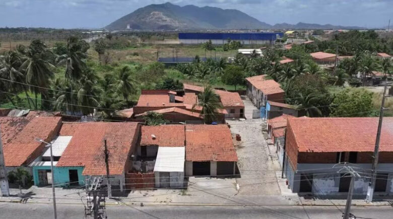 Moradores deixam para trás casas com móveis e abandonam vila para fugir de facções em Fortaleza