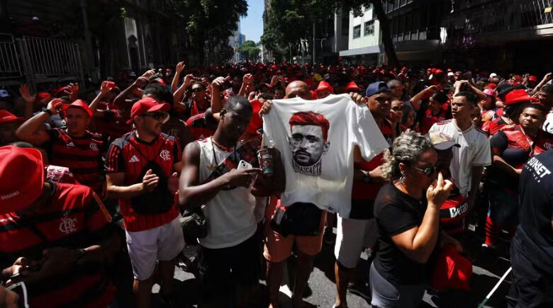 Jogadores do Flamengo são recebidos com festa pela torcida no Centro do Rio