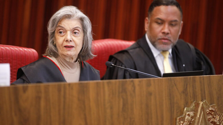 Cármen Lúcia diz que Judiciário ainda é machista e sexista e cobra ação