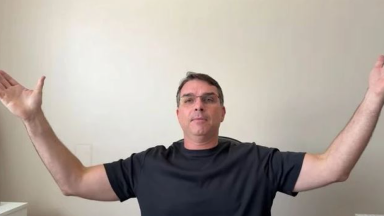 “Nem sei se é bom ter Trump colado com minha imagem”, diz Flávio Bolsonaro