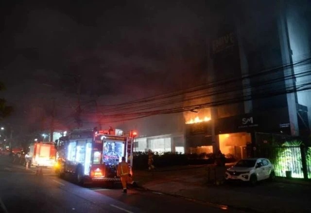Incêndio consome prédio comercial em Belo Horizonte