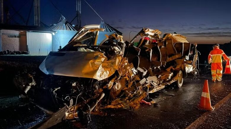 Cinco pessoas morrem em colisão entre caminhão e micro-ônibus no Rio Grande do Sul