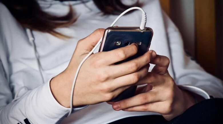 Brasil adota novas regras para o uso de redes sociais por crianças e adolescentes