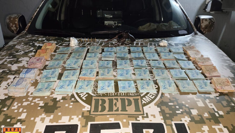 Suspeitos fogem e abandonam arma, drogas e R$ 50 mil na zona Leste de Teresina