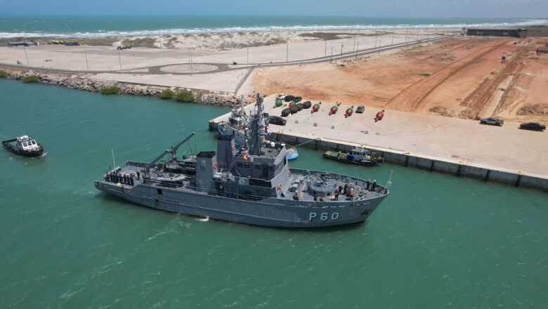 Navio-patrulha Bracuí atraca no cais da Companhia Porto Piauí e terá visitação gratuita sábado (13) e domingo (14)