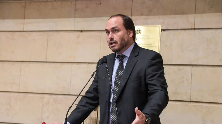 Carlos Bolsonaro se revolta com ‘sacrifício’ do pai e ataca ex-aliados: “Canalhas”