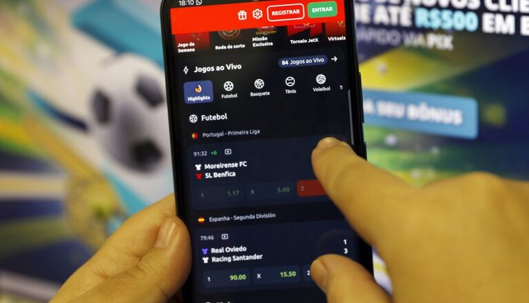 Fux suspende bloqueio de beneficiários de programas sociais em sites de apostas