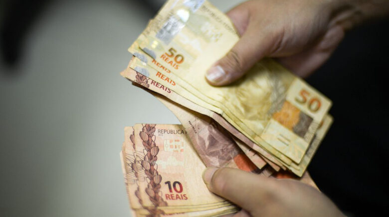 Veja o que fazer se a segunda parcela do 13º não cair até hoje na sua conta