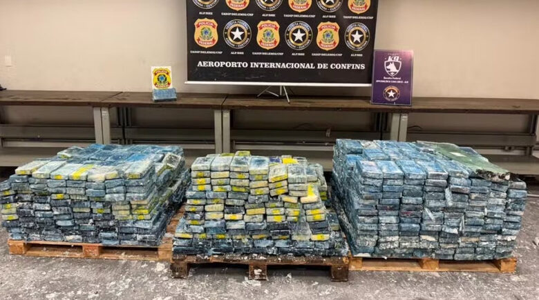 Polícia Federal e Receita apreendem 1,2 tonelada de cocaína no aeroporto de BH