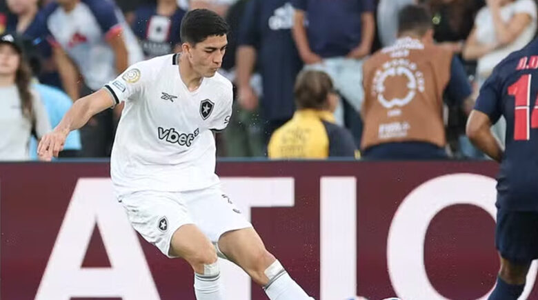 Flamengo demonstra interesse em zagueiro ex-Botafogo, sem espaço na Inglaterra