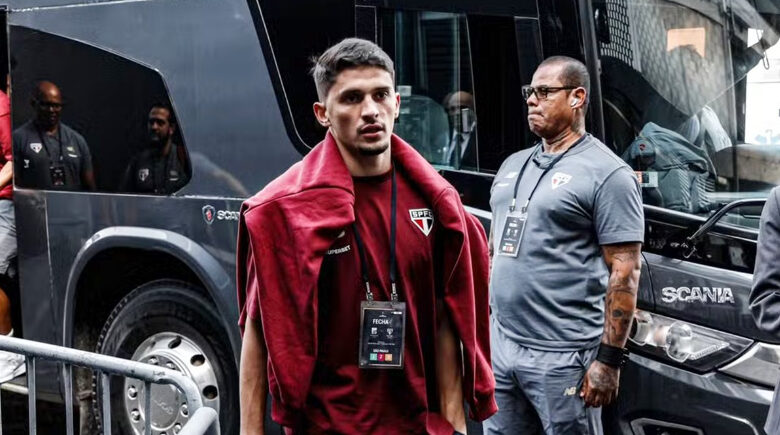 Volante Pablo Maia recebe sondagens da Europa, e São Paulo analisa opções