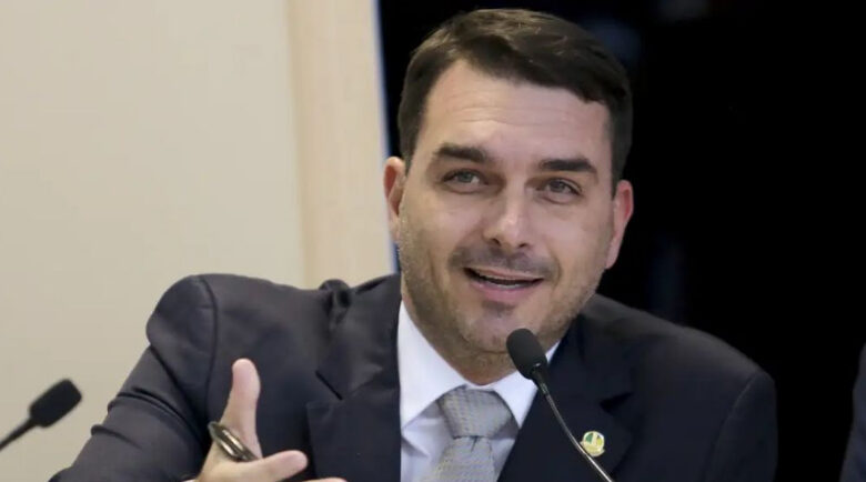 Flávio Bolsonaro tem objetivo de anunciar plano de equipe ministerial durante campanha