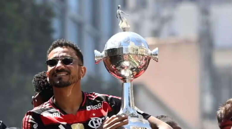 Quebrou? Taça da Libertadores do Flamengo aparece remendada durante festa no Rio