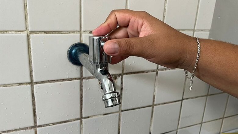 Colisão de máquina com poste provoca interrupção no abastecimento de água e luz