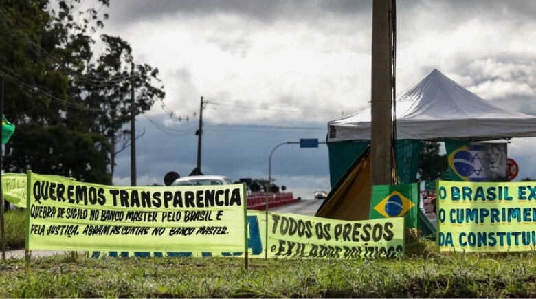 Moraes autoriza retirada imediata de bolsonaristas acampados em frente ao Complexo da Papuda
