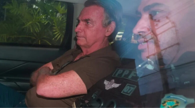 Após exames, Bolsonaro deixa hospital e retorna à cela da PF