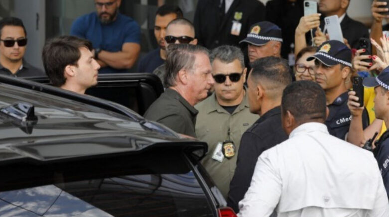 Bolsonaro tem alta médica e retorna à prisão na sede da PF