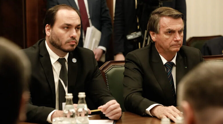 Carlos diz que médico foi ver Bolsonaro após soluços evoluírem para azia