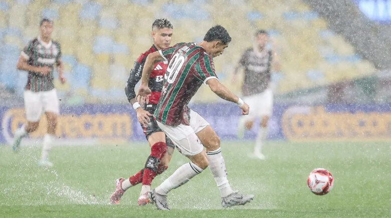Chuva forte paralisa Flamengo x Fluminense no Maracanã pelo Campeonato Carioca