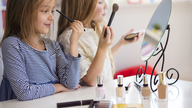 Uso de maquiagem em idade precoce aumenta risco de alergias nos olhos