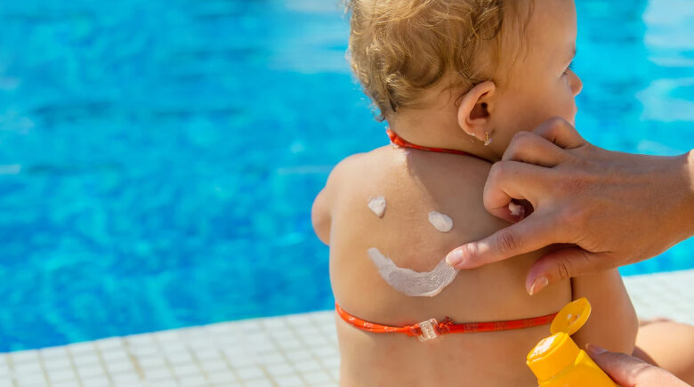 Cuidados necessários e o que fazer em caso de insolação em crianças