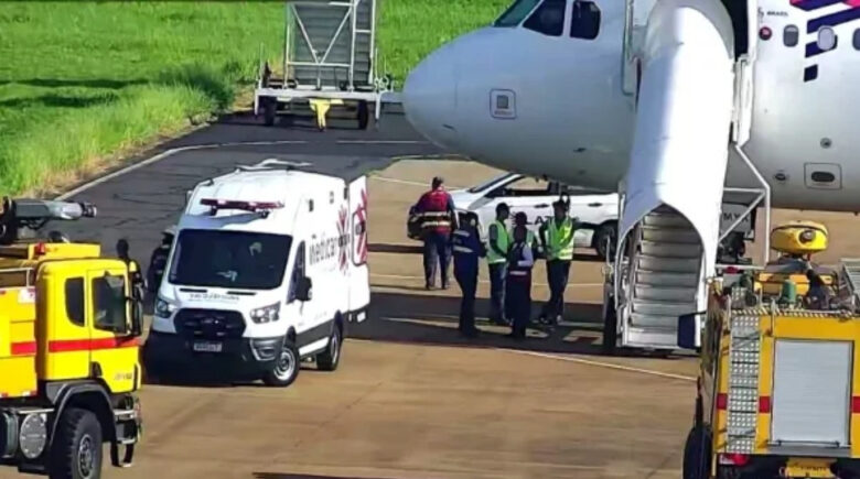 Bateria explode em voo da Latam, avião faz pouso de emergência e passageiro relata tensão nas redes