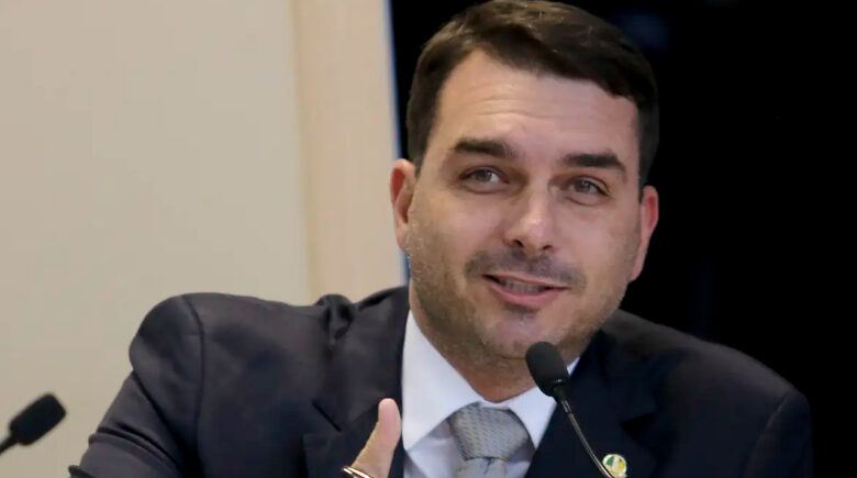 Flávio Bolsonaro usa cota parlamentar para viagem a evento de pré-campanha